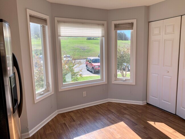 Building Photo - 716 Ivy Lake Dr