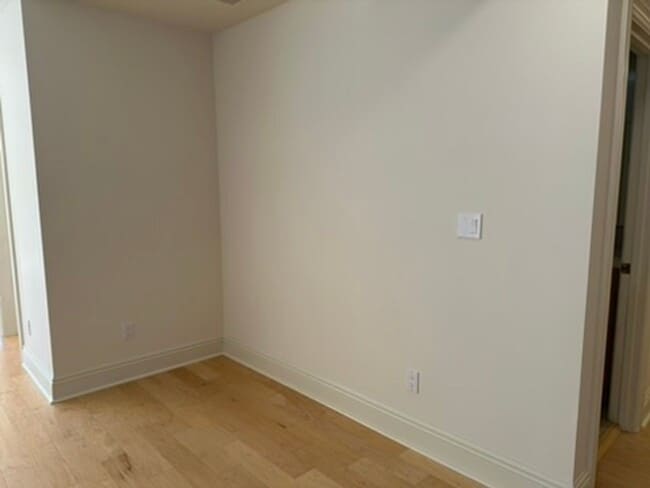 Building Photo - Epic REA- Serene 2 BR/1 BA Flat w/Private Deck & Yard in Lone Mountain