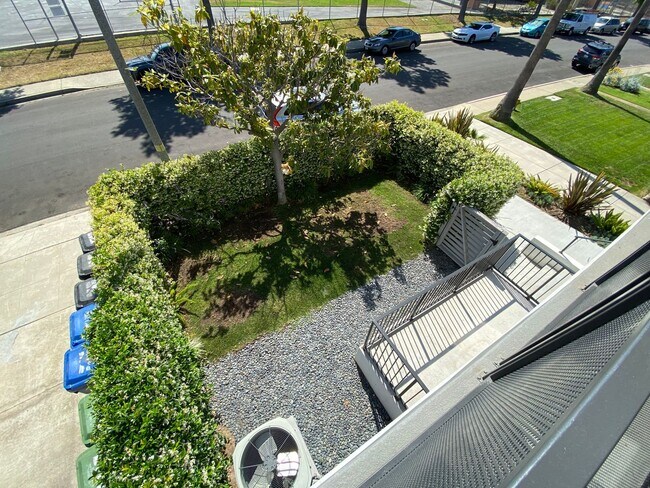 Building Photo - NEWER  4BED 3 BATH FRONT TOWNHOME*HWFLS*BALCONY*W/D IN  UNIT* CENTRAL AIR/HEAT* *STAINLESS  APPLI...