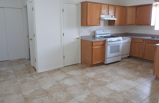 Building Photo - Inviting 3+2 split Floor plan!