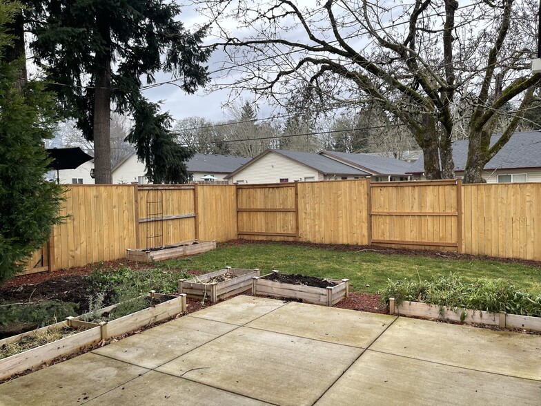 Building Photo - 255 Southview Pl S