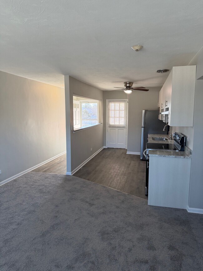 Building Photo - Colonial Gardens