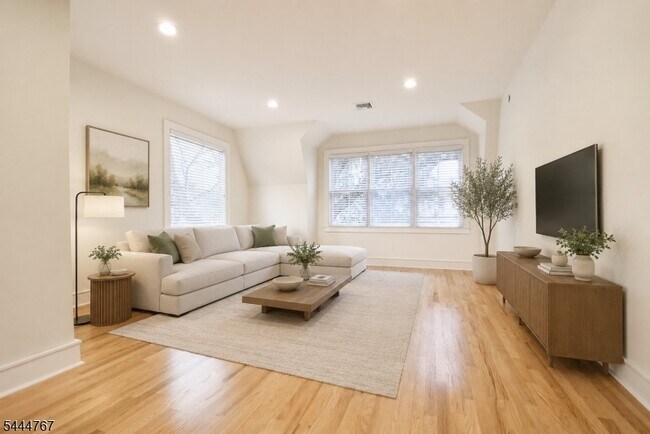 Building Photo - 676 Bloomfield Ave