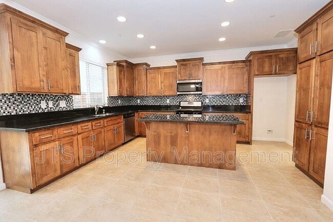 Building Photo - 9200 Rioja St