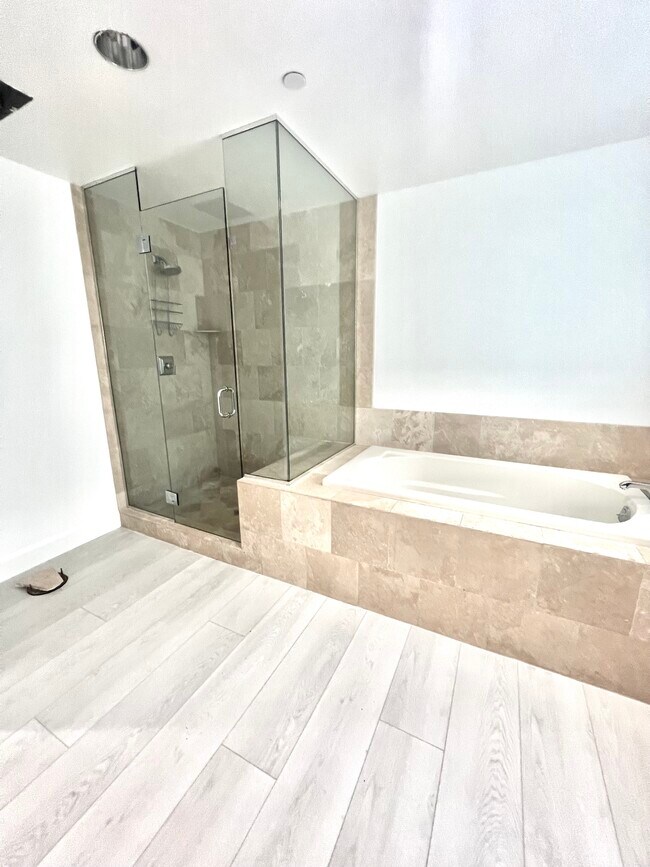 Building Photo - 11863 Darlington Ave