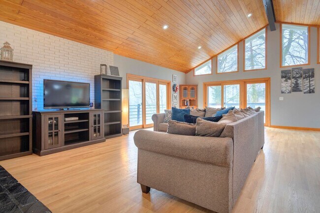 Building Photo - Open Floor Plan Home with Fenced Yard and Excellent Location