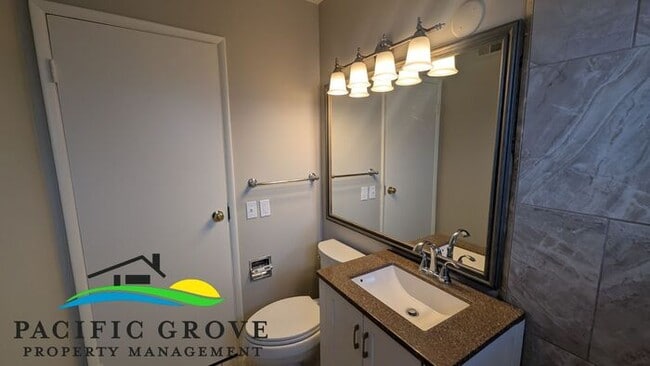 Building Photo - Updated Three Bedroom