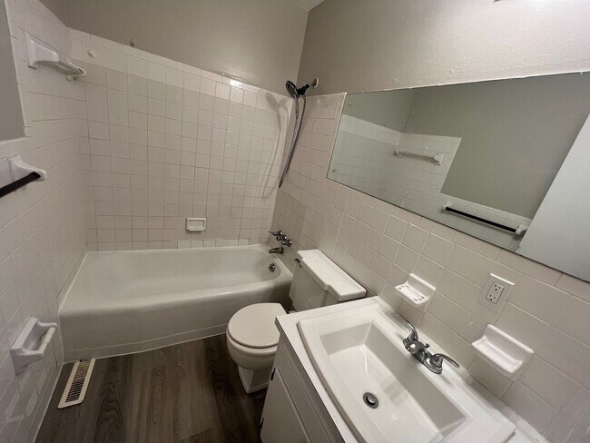 Building Photo - Coming Soon! Charming 2Bed/1Bath Duplex
