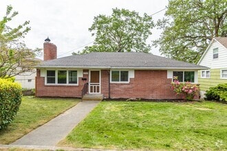 Building Photo - 3 Bedroom 2 Bath Home near Heart of Oak Ha...