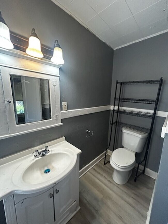 Building Photo - Cozy 3BR/1Ba house with unfinished basement- LEASING SPECIAL - MOVE IN BY 5/31/2026 AND RECEIVE 2...