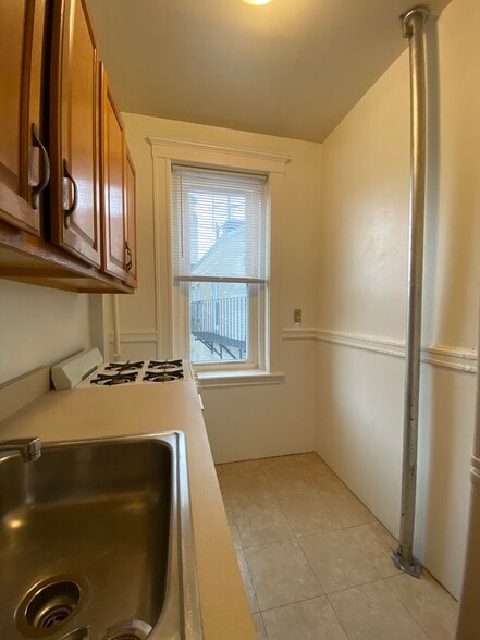 Building Photo - 131 Park Dr