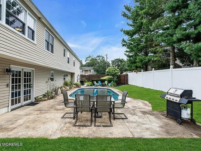 Building Photo - 61 Lynn Dr