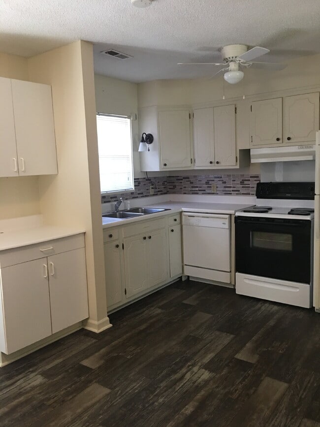 Building Photo - Adorable 2 BR | 1 BA Townhome in Goldsboro! Excellent Location!