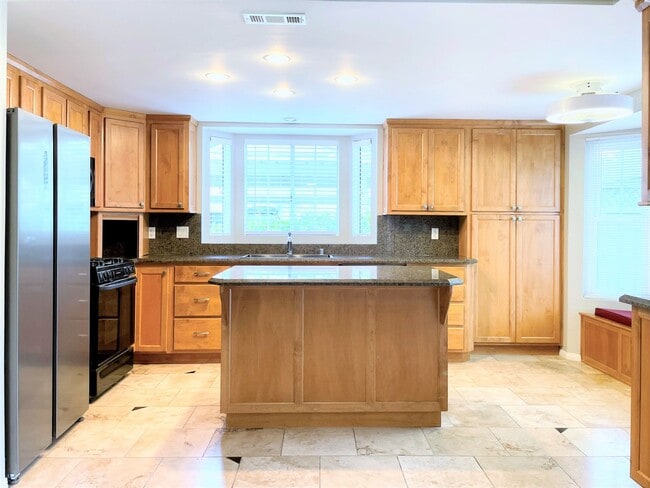 Building Photo - Charming Townhome in Desirable Calavera Hills!