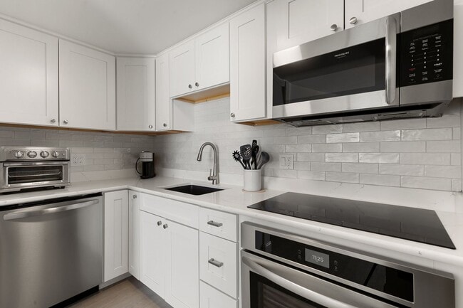 Building Photo - Beachfront High-Rise Condo | Fully Furnished 2BR Annual Rental