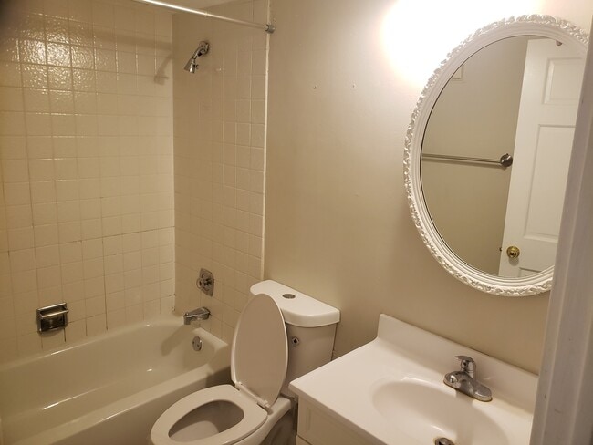 Building Photo - 9385 Bay Colony Dr