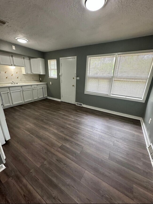 Building Photo - This is a 4 bedroom 1 Full bathroom house which has a spacious living room, dining room and full ...