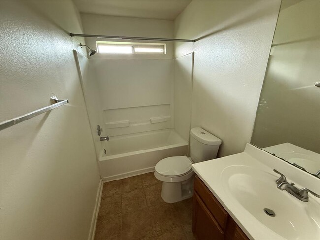 Building Photo - 946 Blanchard Hill Ln