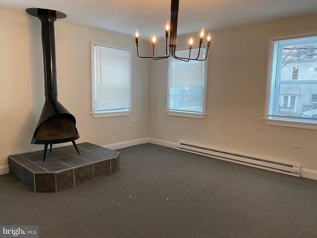 Building Photo - 616 11th St NE