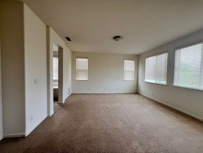 Building Photo - Luxury LAKEFRONT property!!!