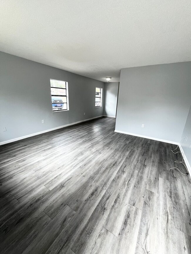 Building Photo - SPACIOUS 2BR/1BA Lakeland Apartment w/ Washer & Dryer Hookups!