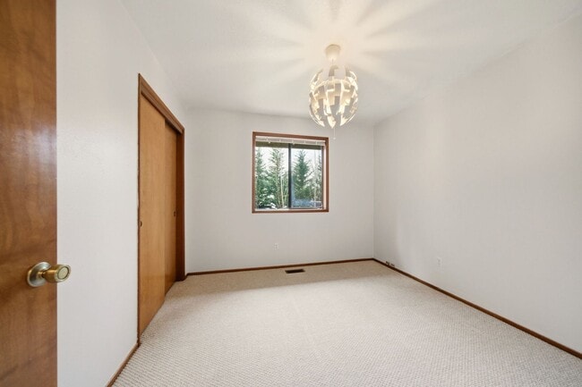 Building Photo - 21979 SW Mandan Dr