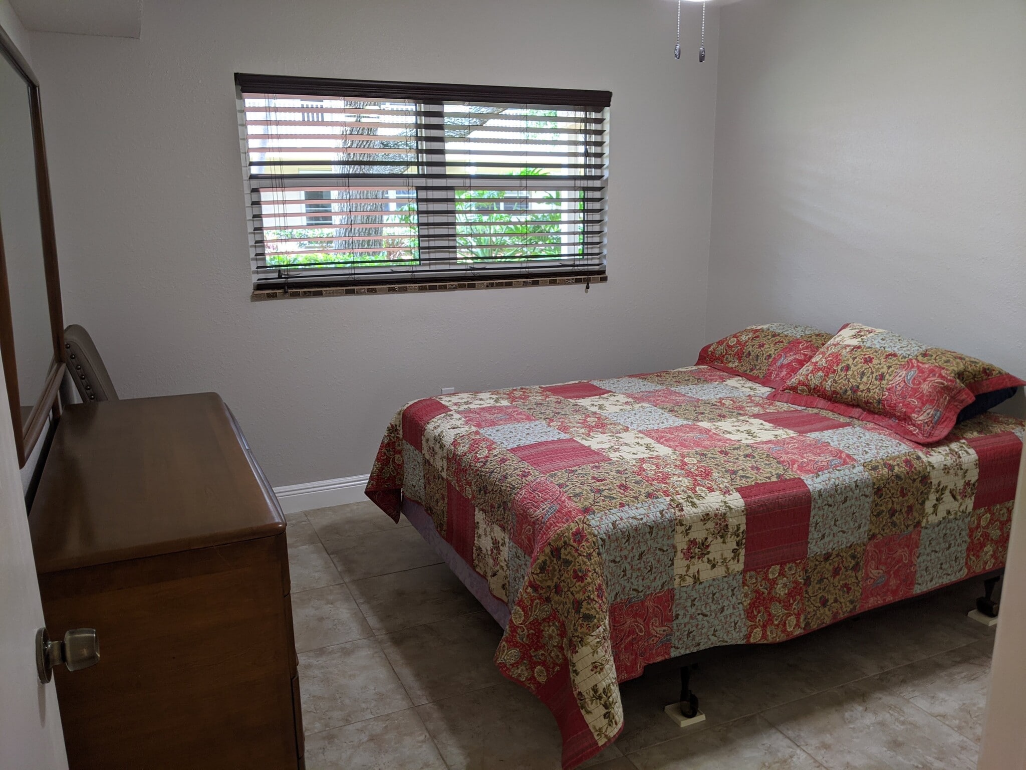 Guest bedroom - 10034 64th Ave N