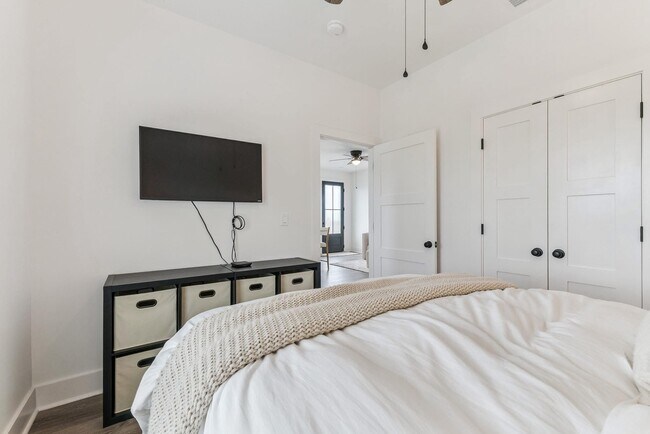 Building Photo - 211 Cicero St