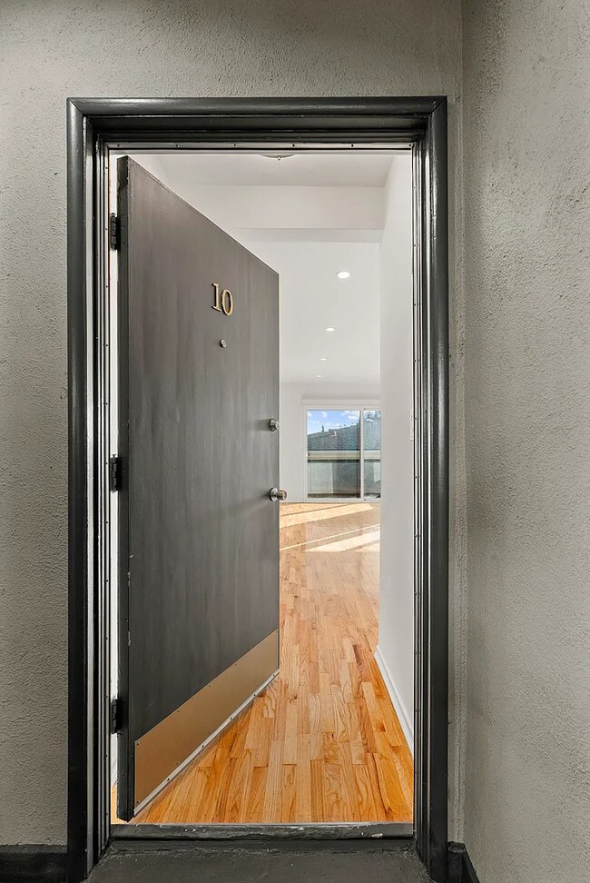 Building Photo - Beautiful clean/private building in one of...