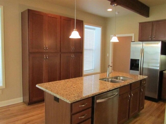 Building Photo - 115 E Main St