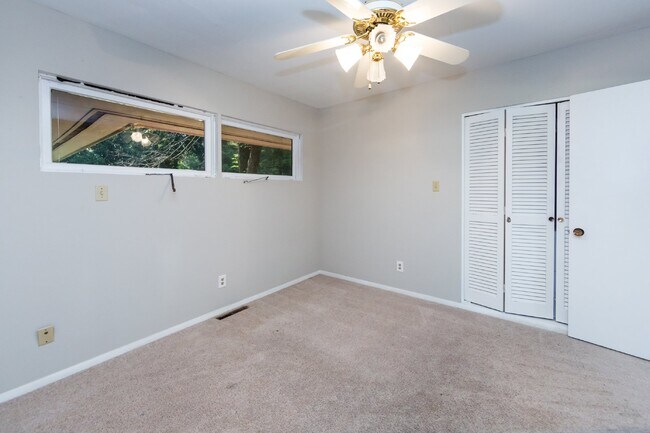 Building Photo - "Charming 3-Bedroom Oasis with 2 Full Baths – Spacious 2,295 Sq Ft Home in Charlotte's Heart!"