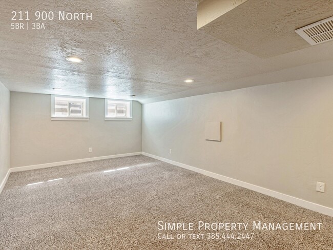 Building Photo - 211 900 N