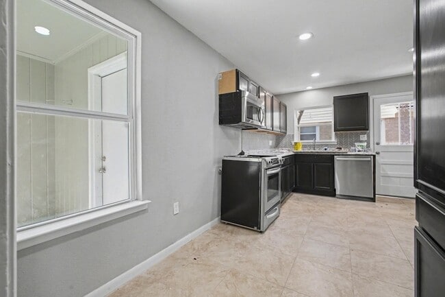 Building Photo - 2319 Glengariff Dr