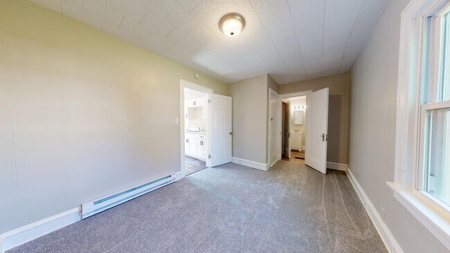 Building Photo - 3052 Sackett Ave