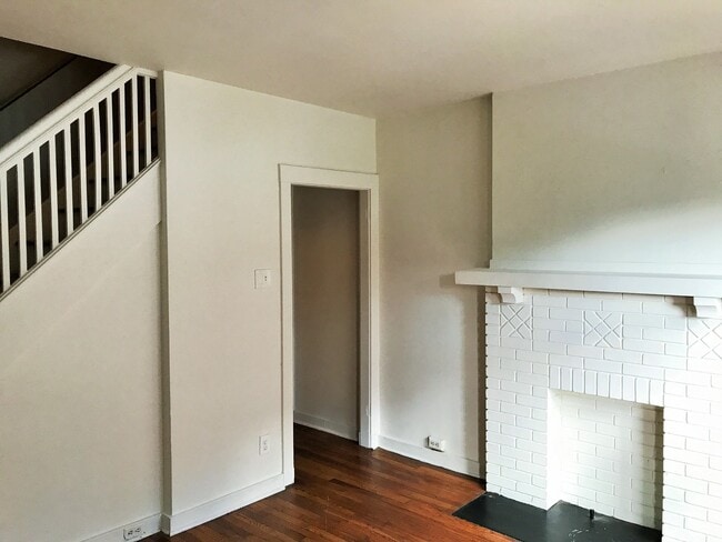 Building Photo - VERY NICELY DONE OAKLAND HOUSE AVAILABLE AUGUST 2026!