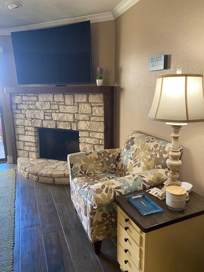 Building Photo - 509 Short Circuit