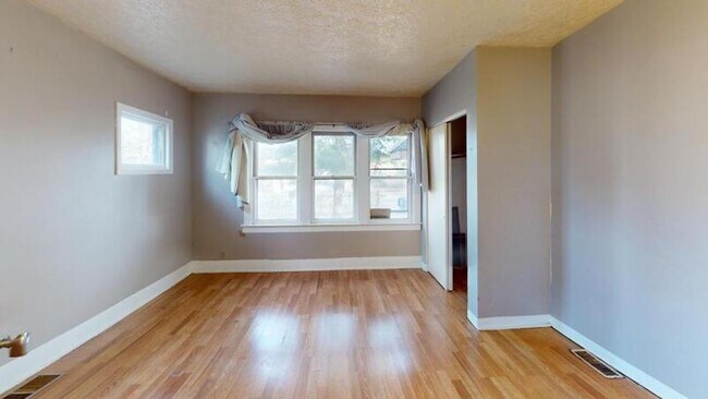 Primary Photo - 373 West Ave
