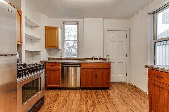 Building Photo - Updated 4 Bed, 2 Bath in Oakland - Close t...