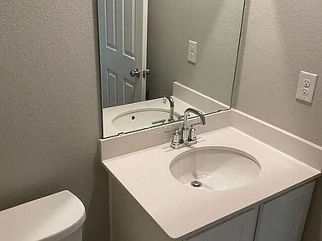 Building Photo - Charming 2-Story Townhome for Rent