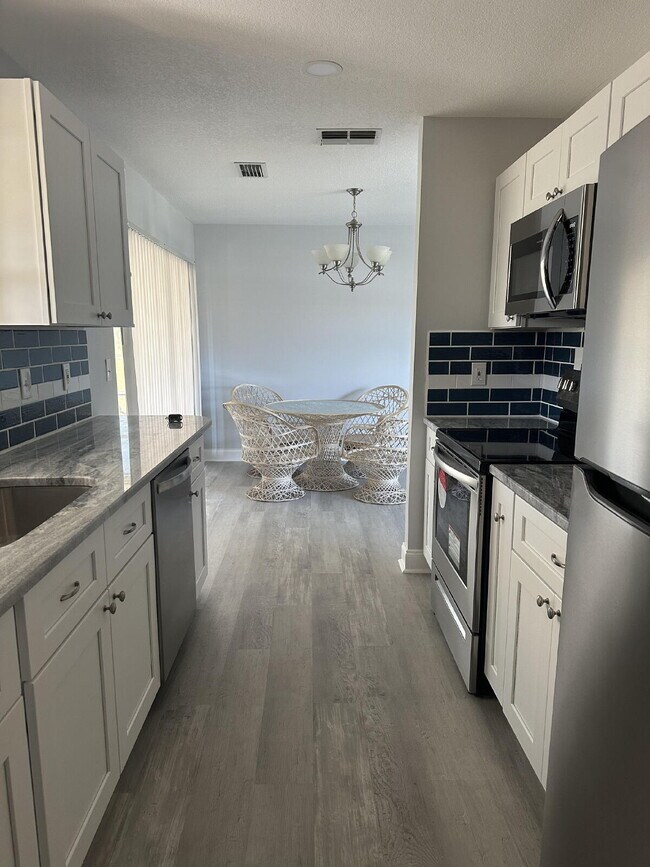 Building Photo - Charming 2-Bed, 2-Bath Retreat in Port Charlotte!