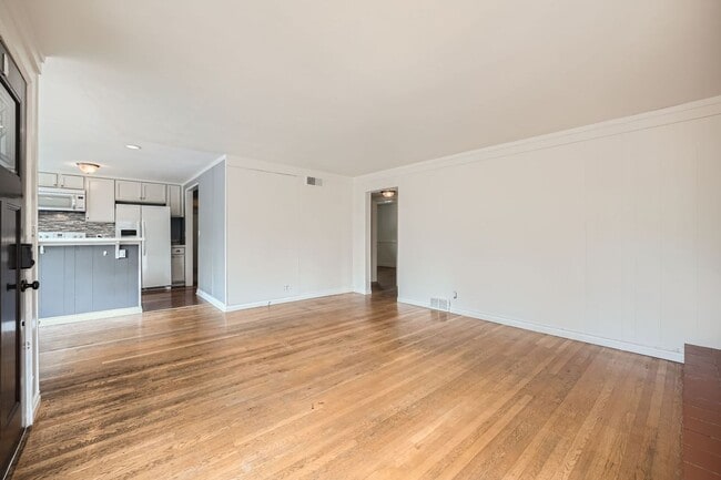 Building Photo - Ideally Located 3 Bed 2 Bath Lake Forest P...