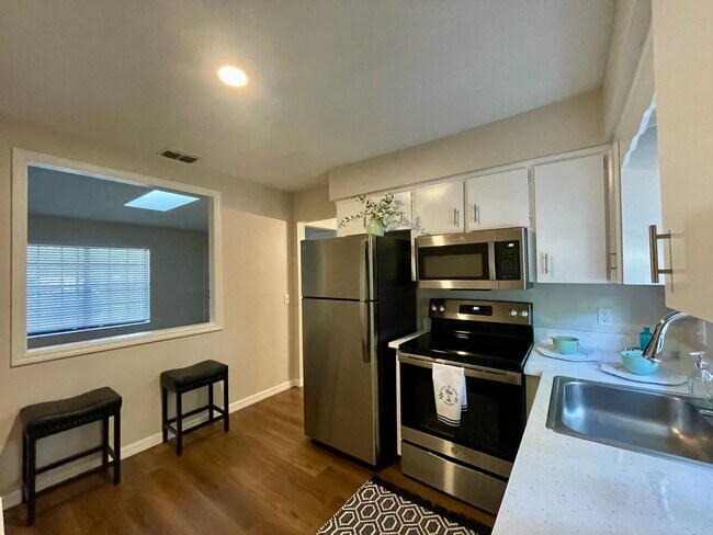 Primary Photo - The Vanda Apartments | 1 & 2 Bedroom Apart...