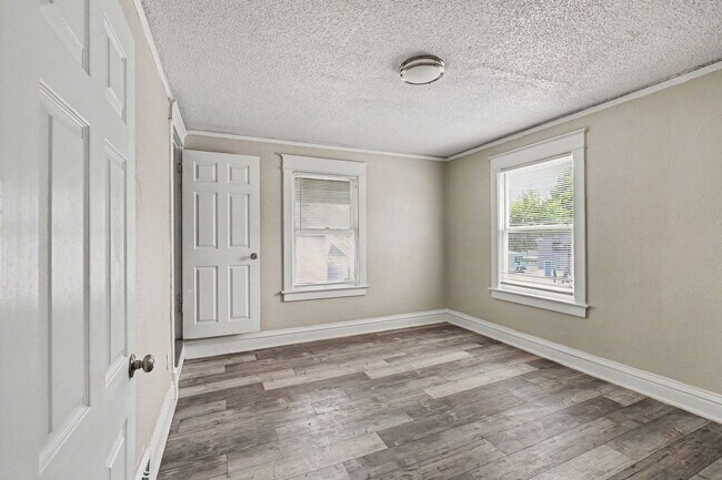 Building Photo - *MOVE IN SPECIAL* $250 Off First Full Month's Rent OR Free 55in TV!