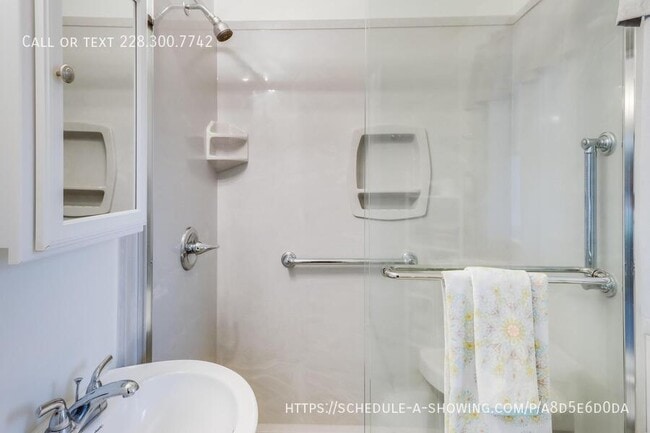 Building Photo - 419 E 2nd St