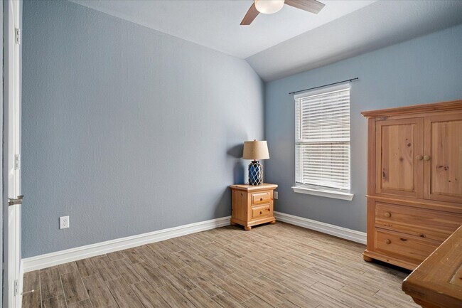 Building Photo - Immaculate 3 Bed, 2 Bath