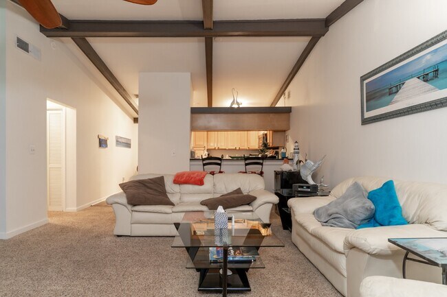 Building Photo - Gorgeous 2/2 condo at Indian Shores