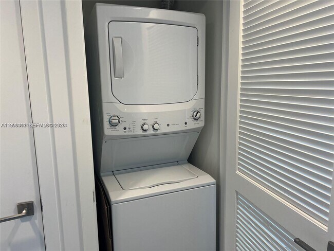 Building Photo - 121 NE 34th St