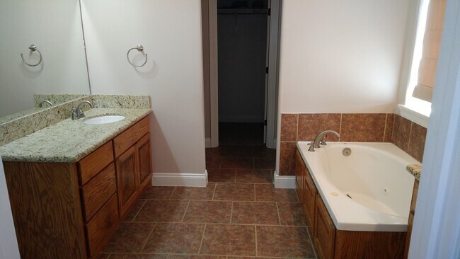 Building Photo - 3656 Belview Rd