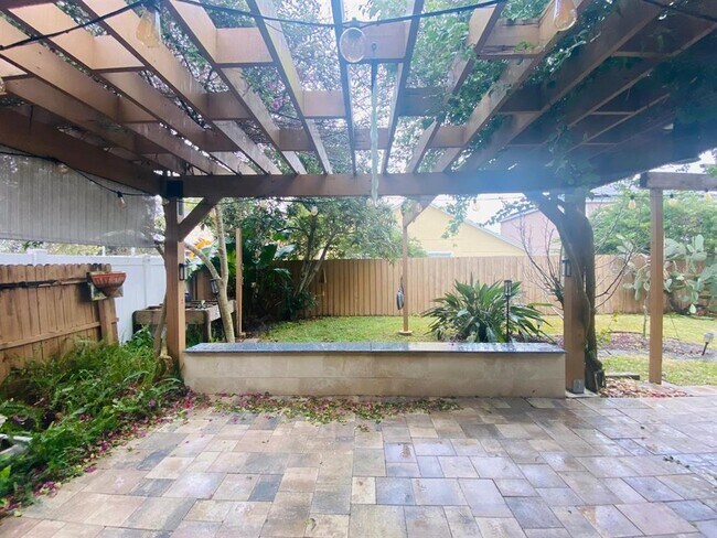 Building Photo - 3838 Regents Way