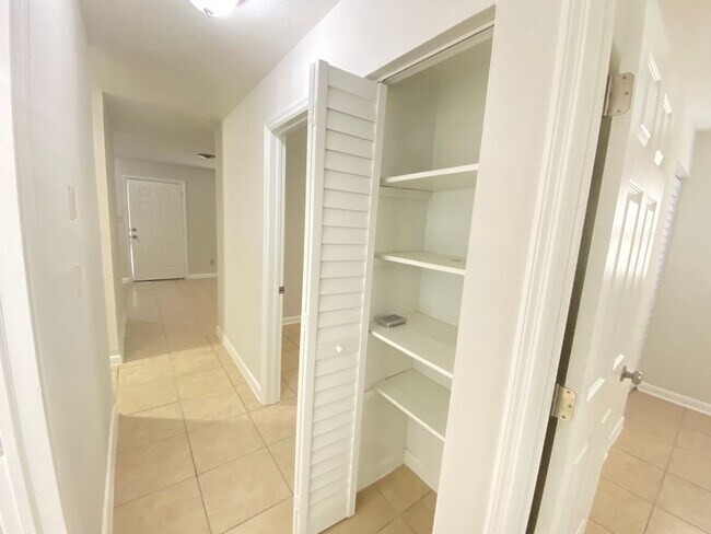 Building Photo - 601 Encino Way